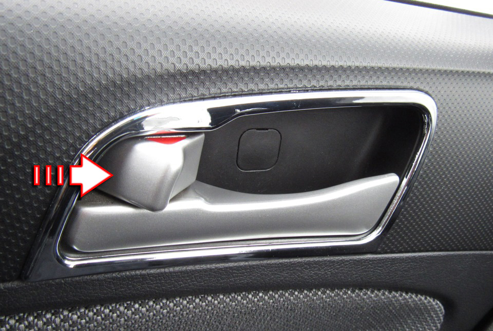Кнопка блокировки двери в салоне на автомобиле Hyundai Solaris 2010-2016