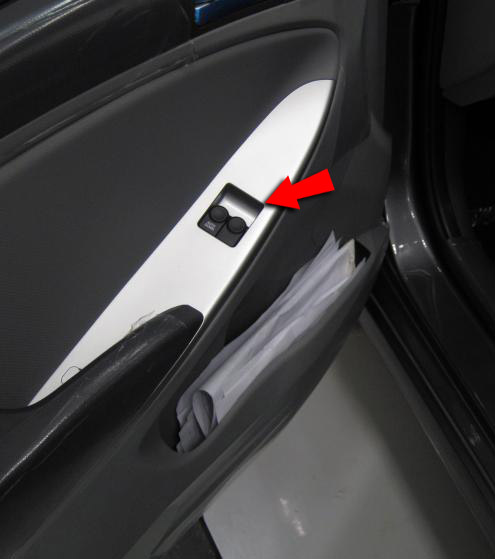 Блок управления передних стеклоподъемников на автомобиле Hyundai Solaris 2010-2016