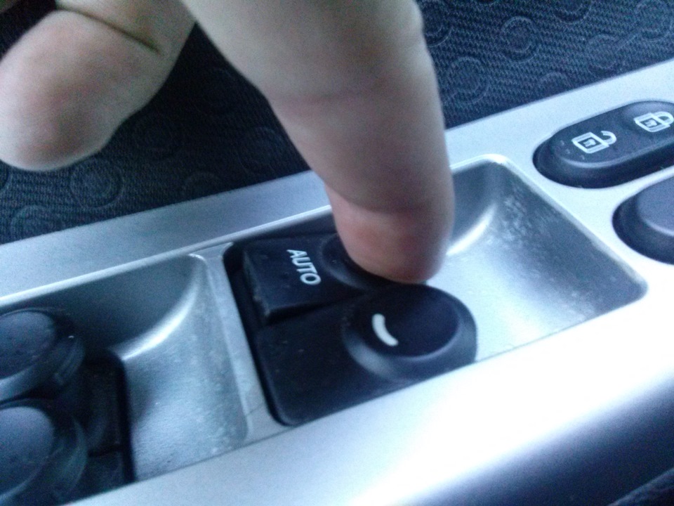Опустить стекло нажав на кнопку стеклоподъемника на автомобиле Hyundai Solaris 2010-2016