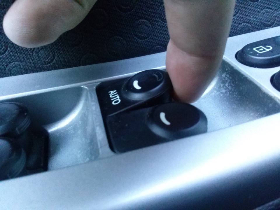 Поднять кнопку стеклоподъемника, чтобы поднять стекло на автомобиле Hyundai Solaris 2010-2016