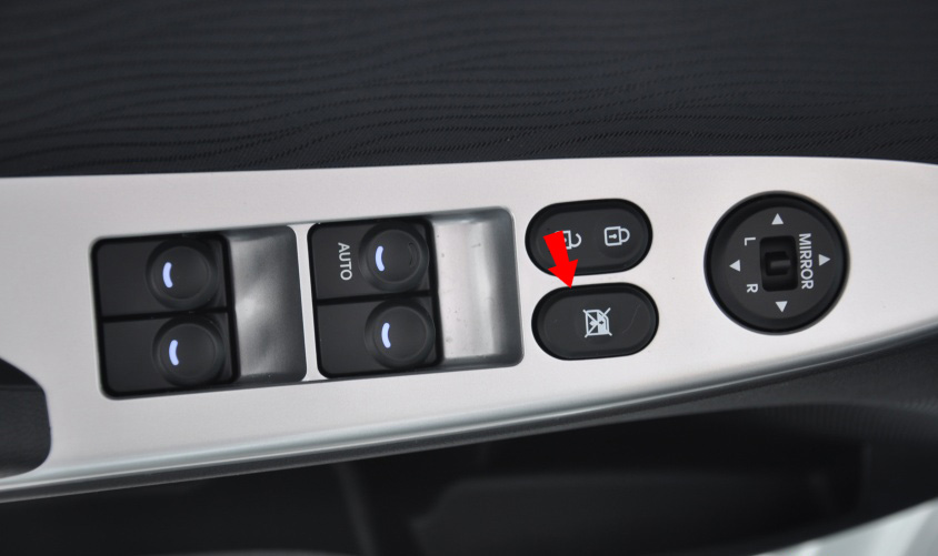 Кнопка блокировки задних стеклоподъемников на автомобиле Hyundai Solaris 2010-2016
