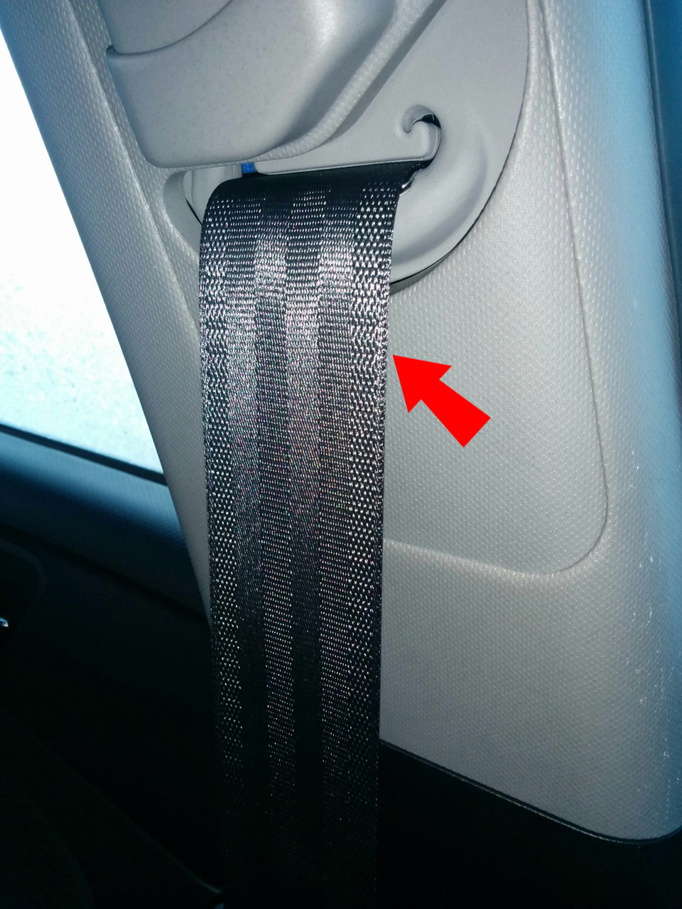 Вытянуть ремень безопасности из катушки на автомобиле Hyundai Solaris 2010-2016