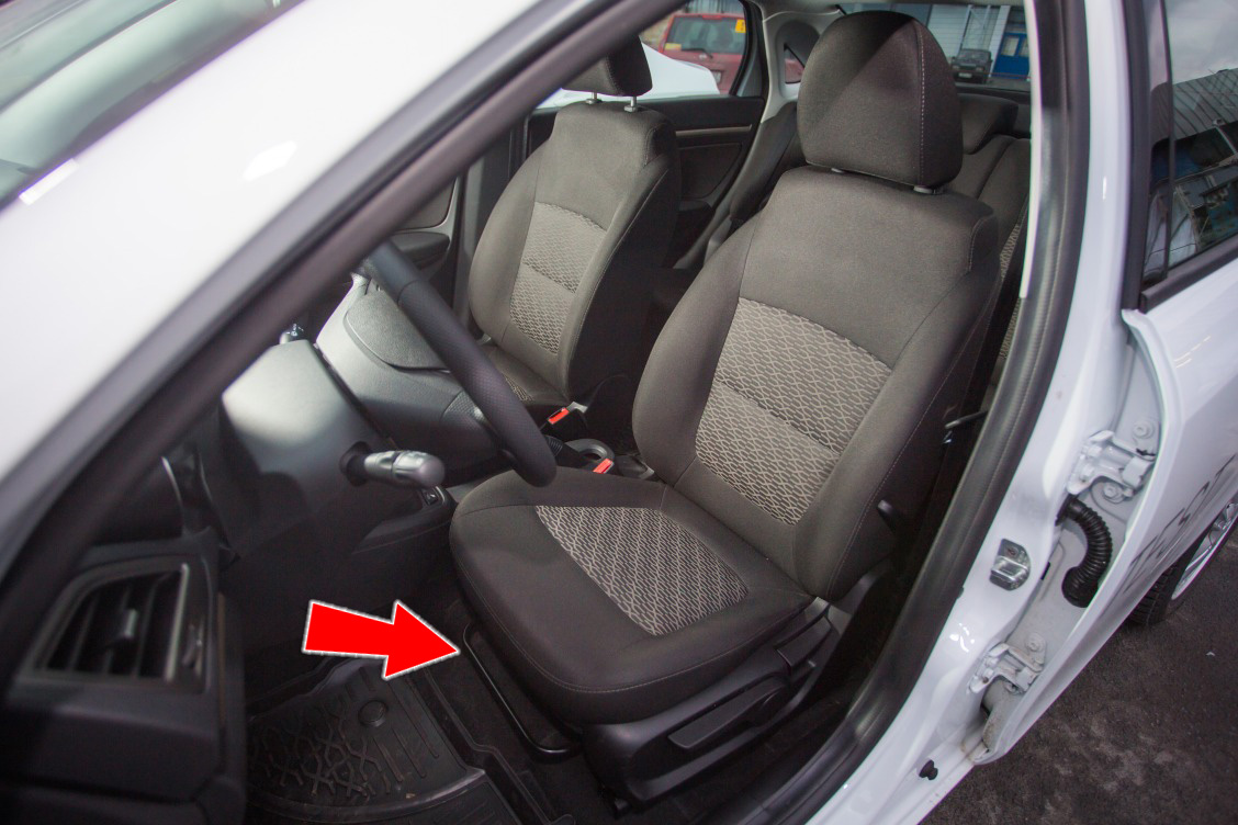 Регулировочный рычаг переднего сиденья на автомобиле Hyundai Solaris 2010-2016