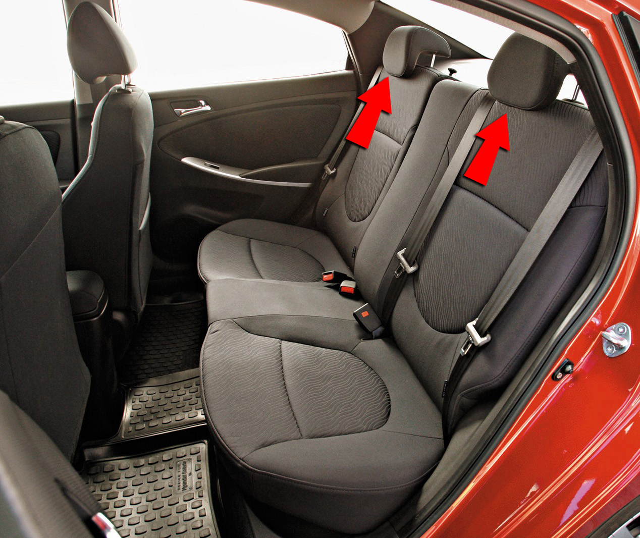 Подголовники задних сидений на автомобиле Hyundai Solaris 2010-2016