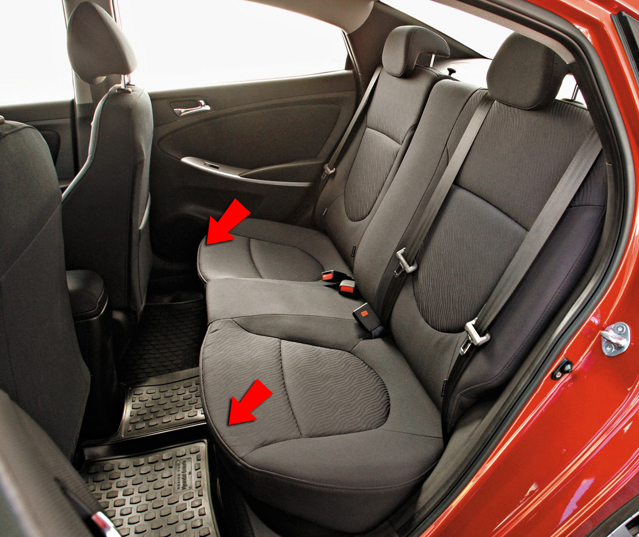 Поддеть сидушку заднего сиденья на автомобиле Hyundai Solaris 2010-2016