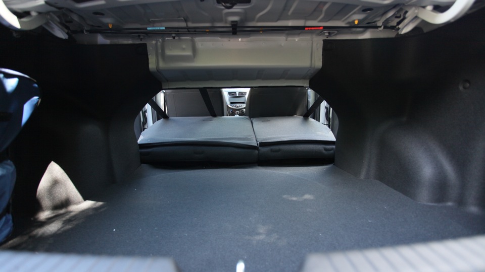 Больше пространства в багажнике при сложенных сиденья на автомобиле Hyundai Solaris 2010-2016