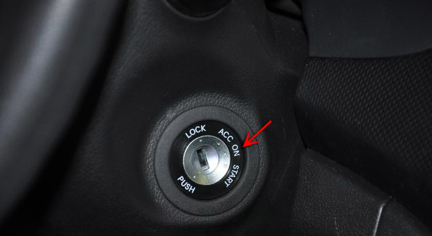Повернуть ключ зажигания в положение ON для регулировки зеркал заднего вида на автомобиле Hyundai Solaris 2010-2016