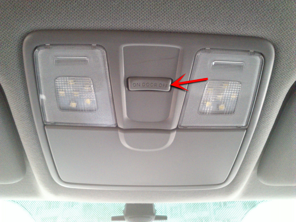 Положение переключателя плафона салона при выключенном свете на автомобиле Hyundai Solaris 2010-2016