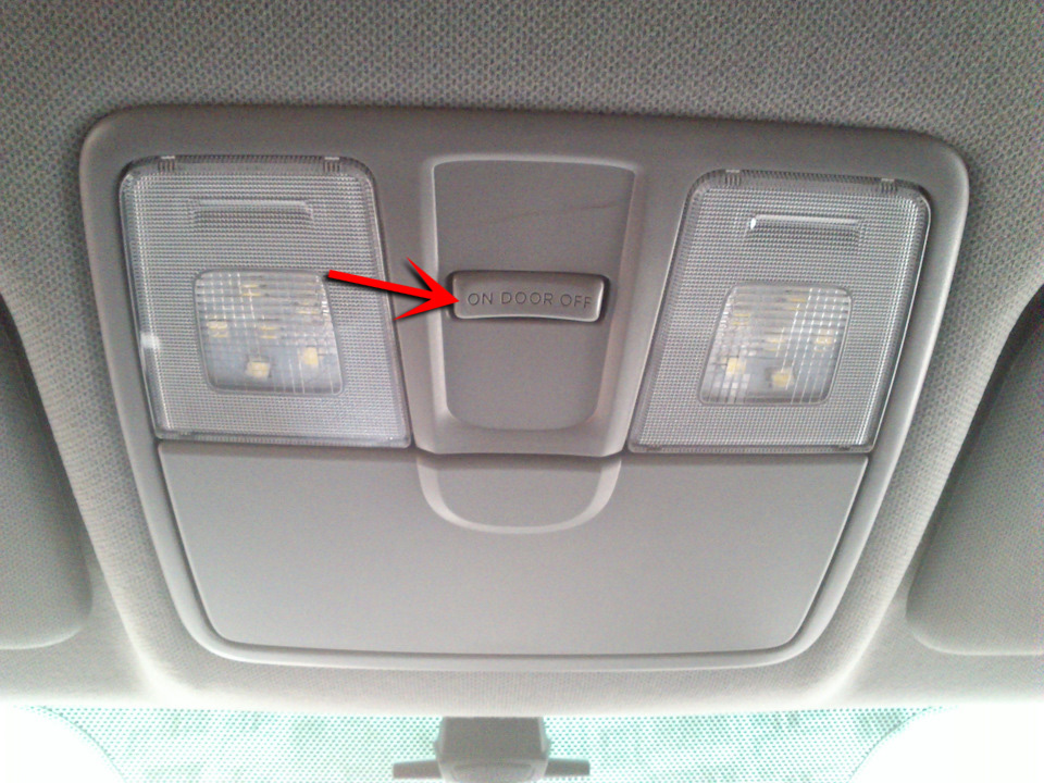 Положение ON (постоянно горит свет) на плафоне освещения салона на автомобиле Hyundai Solaris 2010-2016