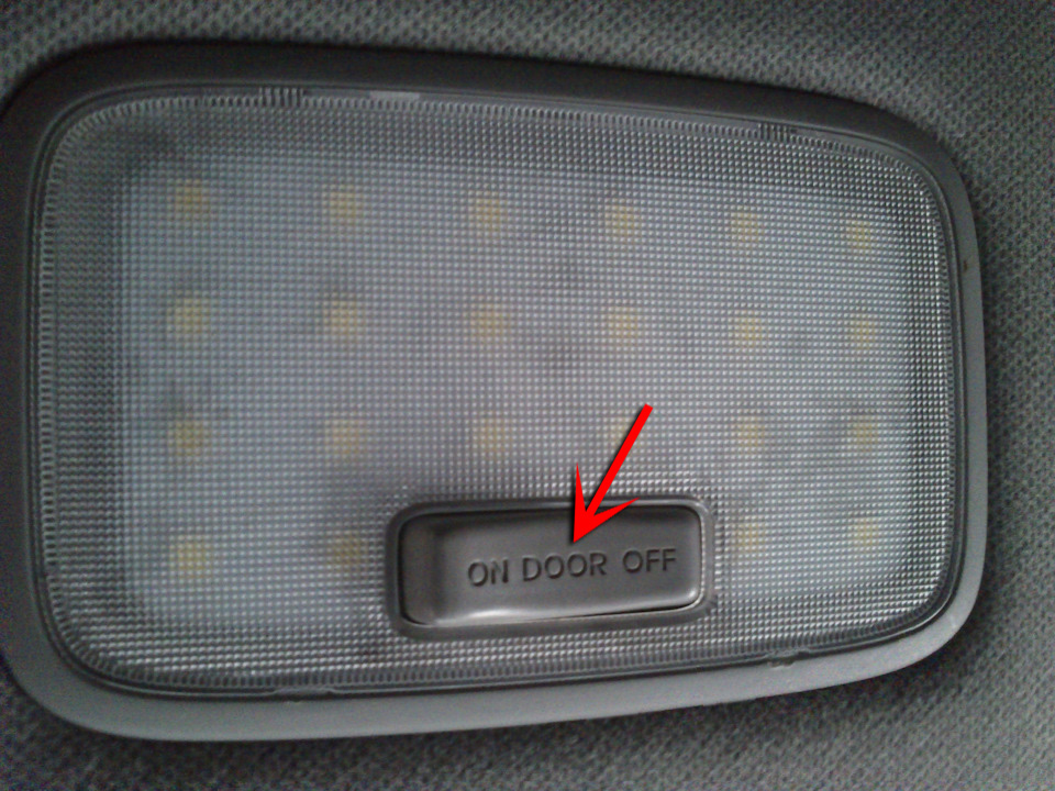 Положение DOOR освещения общего плафона освещения на автомобиле Hyundai Solaris 2010-2016