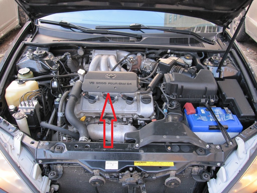 Крышка двигателя Toyota Camry 