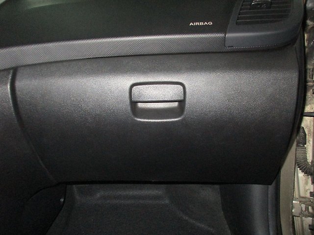 Расположение бардачка в панели приборов на автомобиле Hyundai Solaris 2010-2016