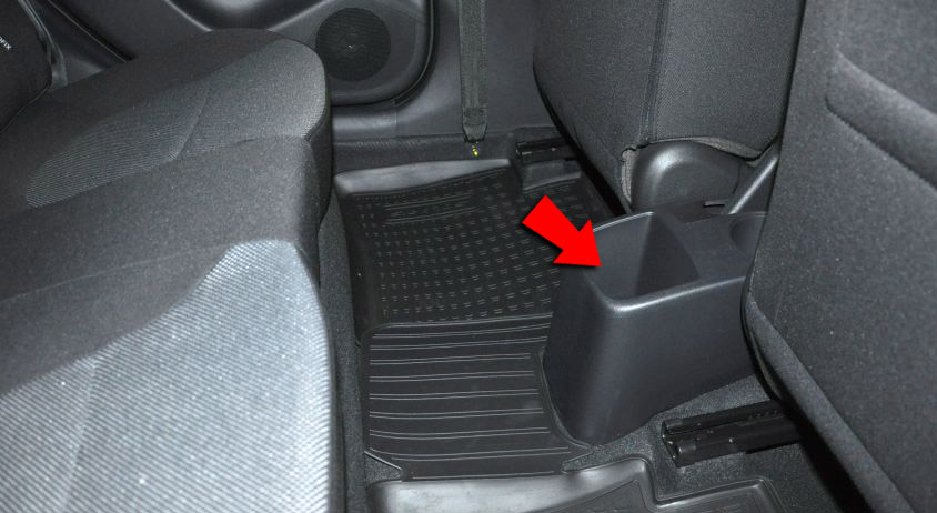 Расположение отсека для предметов между сиденьями в тоннеле пола на автомобиле Hyundai Solaris 2010-2016