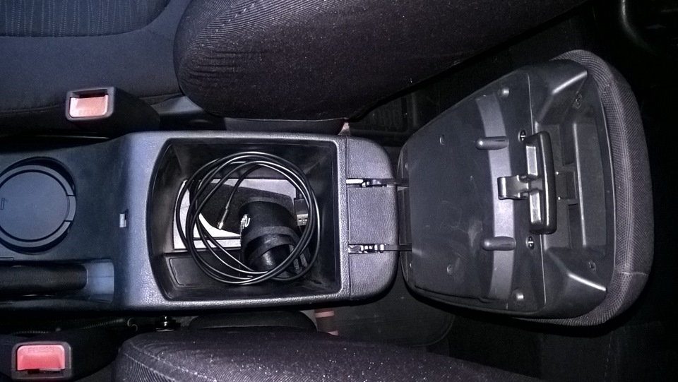 Открытый подлокотник на автомобиле Hyundai Solaris 2010-2016