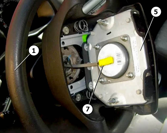 Вид модуля подушки безопасности и соединительной колодки рулевого колеса автомобиля Skoda Fabia I