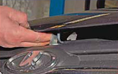 Отпирание предохранительного крючка капота ВАЗ 2190 Lada Granta