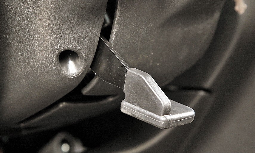 Рукоятка регулировки положения рулевого колеса на Lada Granta