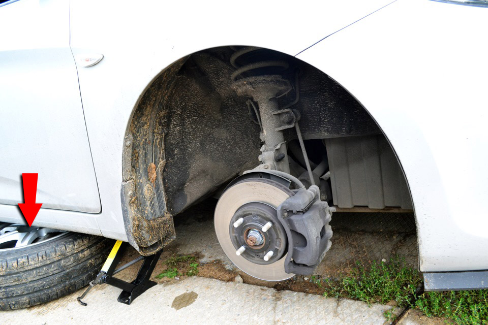 Подложить снятое колесо под автомобиль Hyundai Solaris 2010-2016
