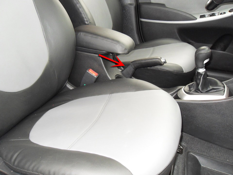 Затянуть ручник при домкрате автомобиля Hyundai Solaris 2010-2016