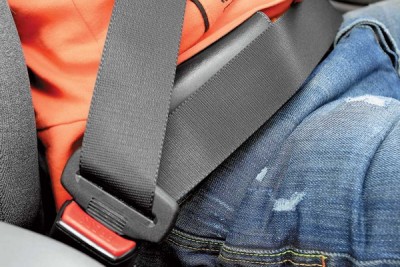 Пристегнуть ремень безопасности на автомобиле Hyundai Solaris 2010-2016