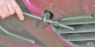 Вставить и закрутить буксировочный крюк в бампер на автомобиле Hyundai Solaris 2010-2016