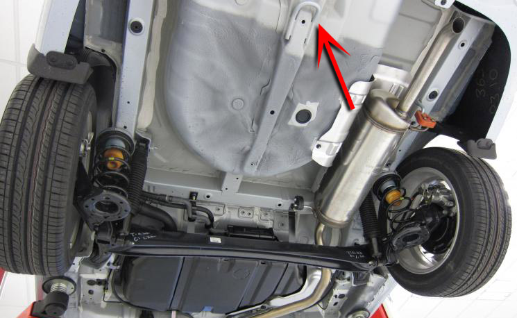 Расположение буксировочной проушины в задней части автомобиля Hyundai Solaris 2010-2016