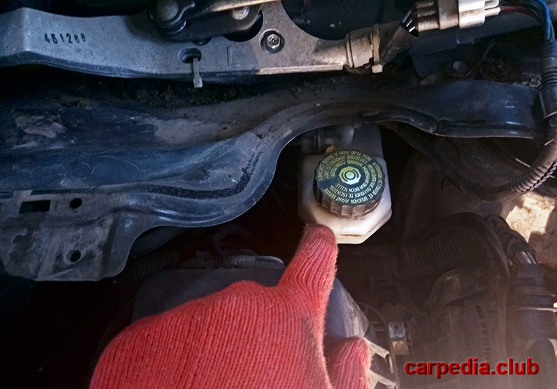 Расположение бачка тормозной жидкости на автомобиле Toyota Auris