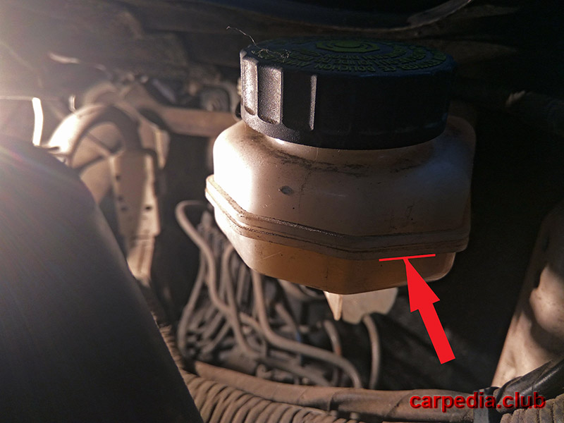 Проверить уровень тормозной жидкости на автомобиле Toyota Auris