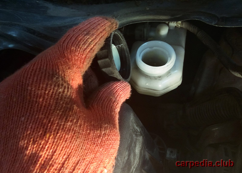 Открутить крышку тормозного бачка на автомобиле Toyota Auris