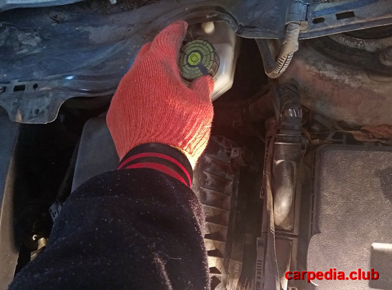 Закрыть крышку тормозного бачка на автомобиле Toyota Auris