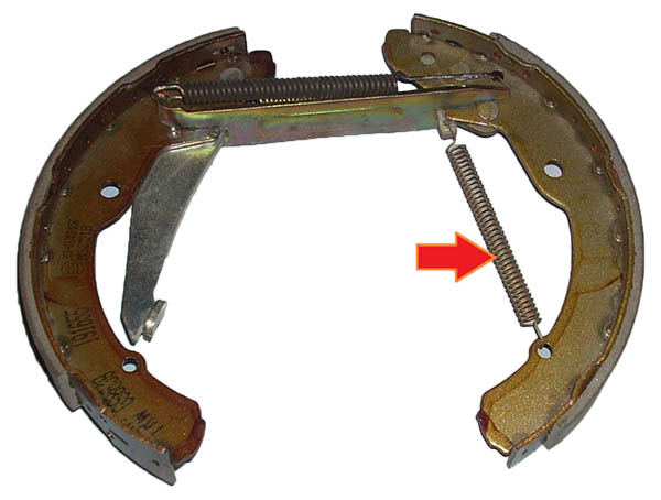 Установка поджимной пружины регулировочного клина барабанного тормозного механизма заднего колеса автомобиля Skoda Fabia I