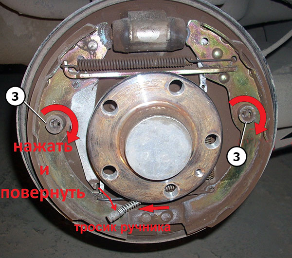Схема снятия держателей колодок барабанного тормозного механизма заднего колеса Skoda Fabia I