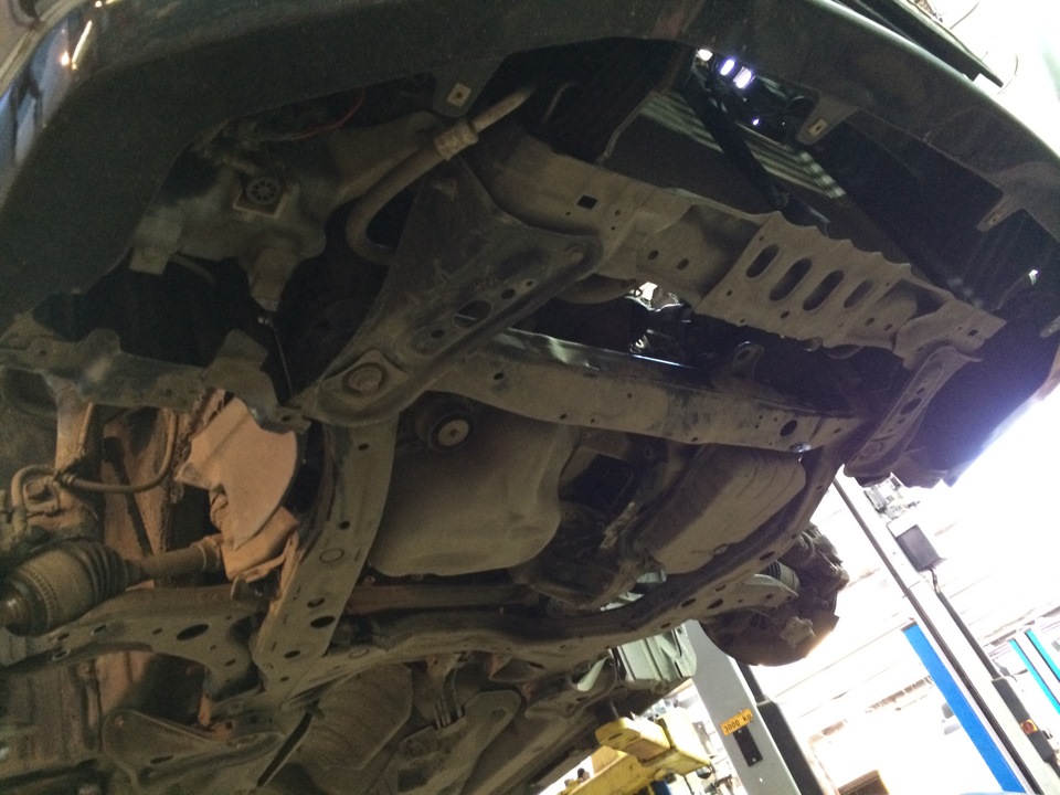 Снимаем нижние защитные кожухи двигателя Toyota Camry 