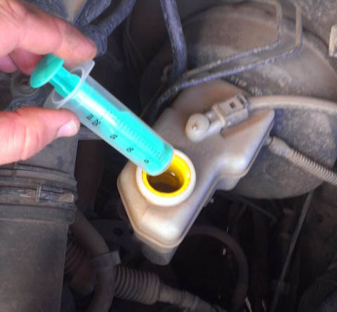 Откачивание из бачка главного тормозного цилиндра части тормозной жидкости в автомобиле Skoda Fabia I