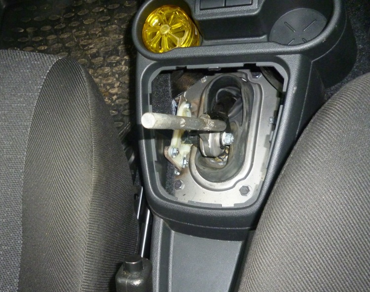 Рычаг переключения передач со снятым чехлом Лада Гранта (ВАЗ 2190)