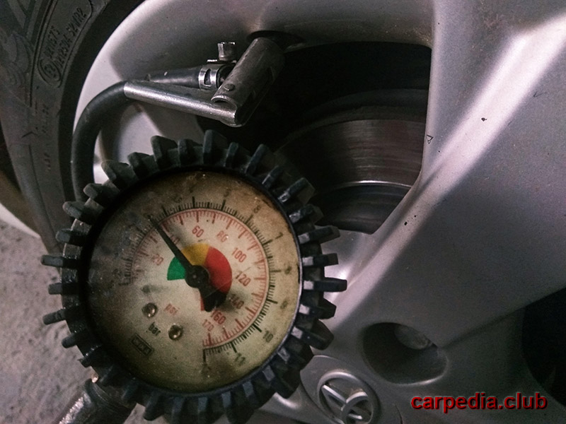 Проверить давление в шине на автомобиле Toyota Auris