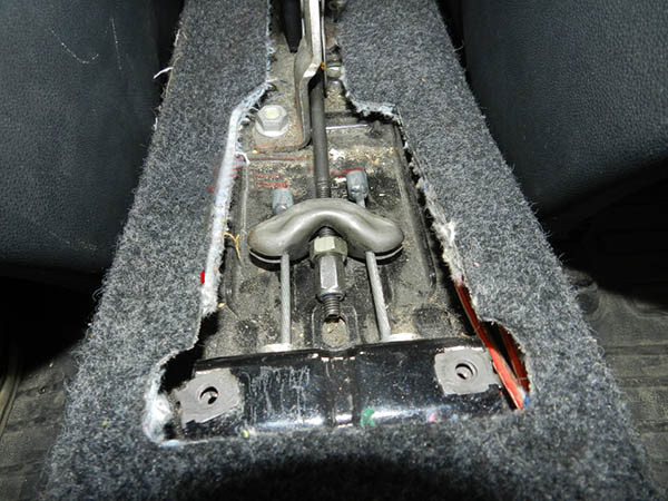 Снятие напольной консоли для регилирвки стояночного тормоза автомобиля Skoda Fabia I