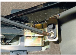 Саморез крепления выключателя индикатора стояночного тормоза Lada Kalina
