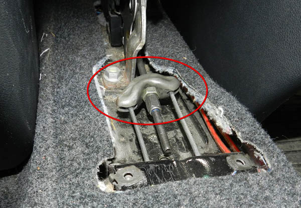 Снятие напольной консоли для доступа к механизму ручного тормоза автомобиля Skoda Fabia I