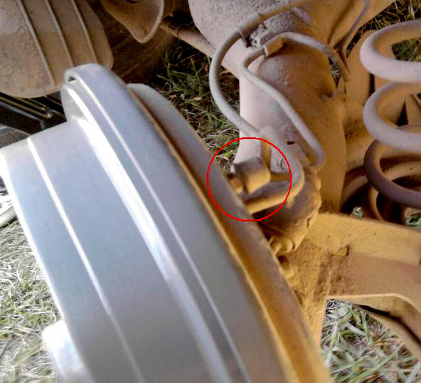 Расположение клапана выпуска воздуха на заднем колесе автомобиля Skoda Fabia I