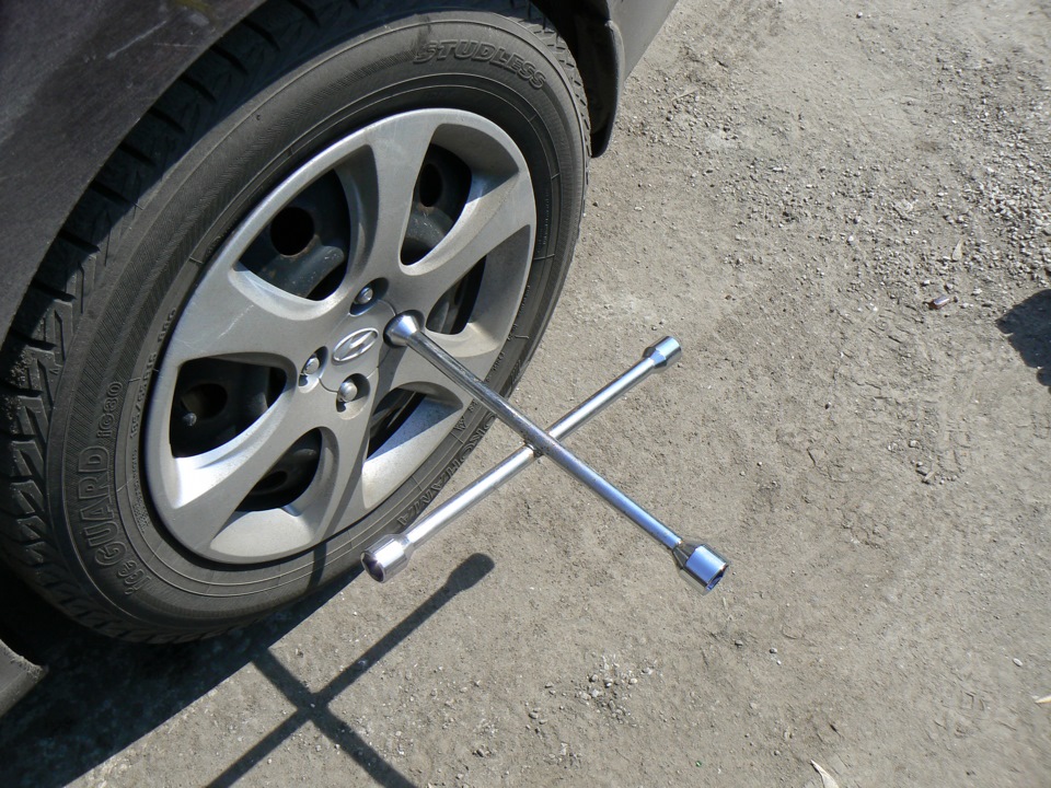 Ослабить затяжку крепления гаек заднего колеса на автомобиле Hyundai Solaris 2010-2016