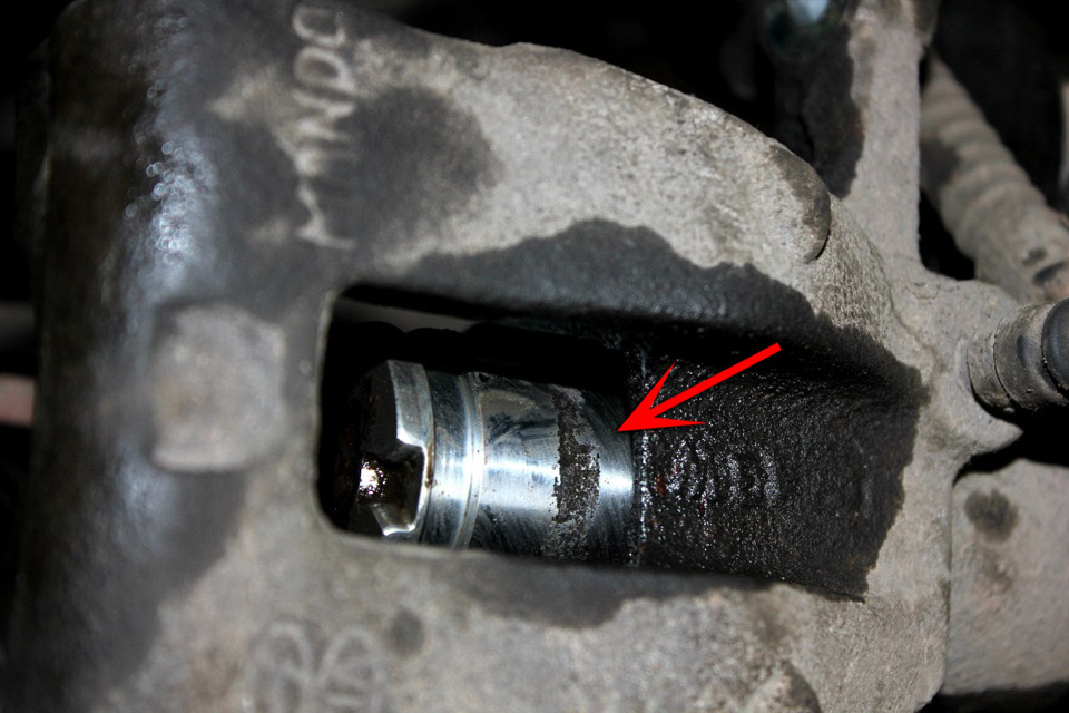 Нажать на педаль тормоза, чтобы поршень вышел из цилиндра на автомобиле Hyundai Solaris 2010-2016
