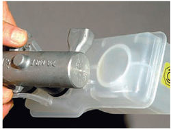 Бачок с тормозной жидкостью удерживают две пластмассовые лапки Lada Kalina