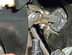 Болт крепления нижнего карданного шарнира к валу-шестерне рулевого механизма Lada Kalina