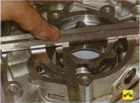 Измерение осевого зазора ведущей шестерни масляного насоса Ford Focus 2