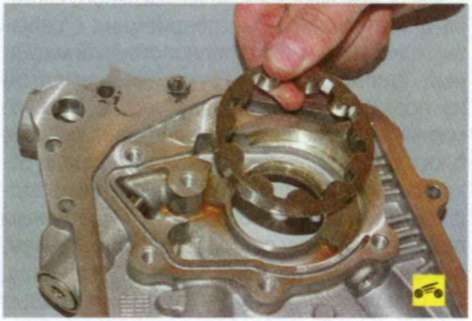 Снятие из полости корпуса насоса системы смазки двигателя Ford Focus 2 ведомой шестерни