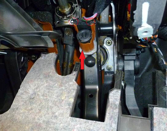 Расположение выключателя сигнала торможения в педальном узле автомобиля Skoda Fabia I