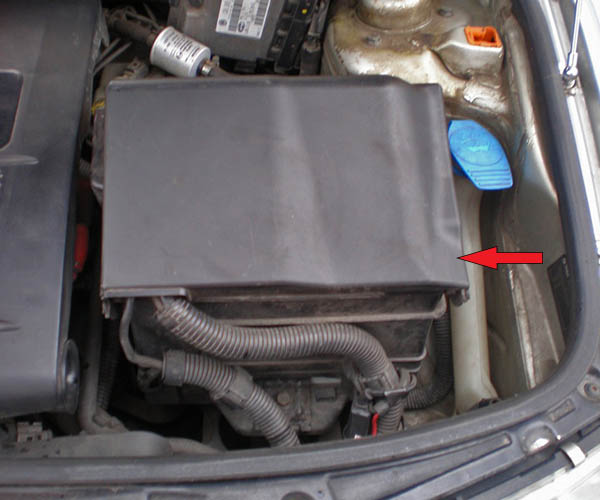 Крышку блока предохранителей на аккумуляторной батарее автомобиля Skoda Fabia I
