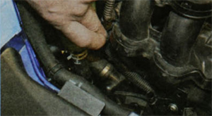 Проверка на целость водораспределительного патрубка автомобиля Ford Focus 2