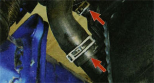 Осмотр соединения с радиатором пароотводящего и отводящего шлангов Ford Focus 2